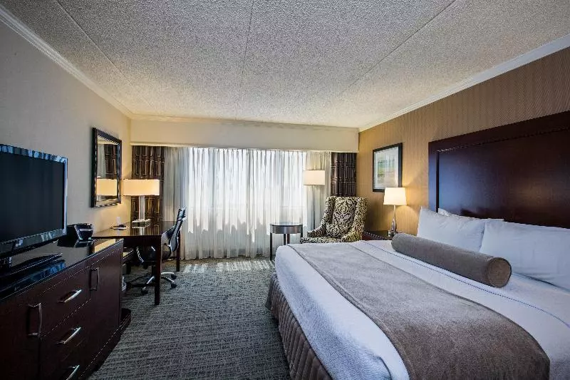 اتاق اجرایی با تخت بزرگ, Crowne Plaza Hotel St. Louis Airport, An Ihg