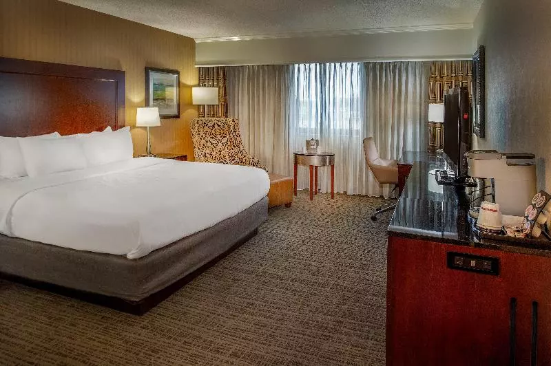 اتاق استاندارد با تخت بزرگ, Crowne Plaza Hotel St. Louis Airport, An Ihg