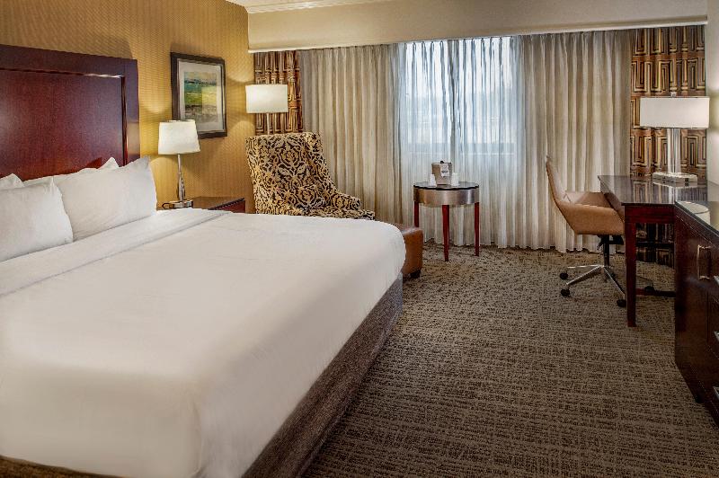 غرفة قياسية سرير كينج, Crowne Plaza Hotel St. Louis Airport, An Ihg