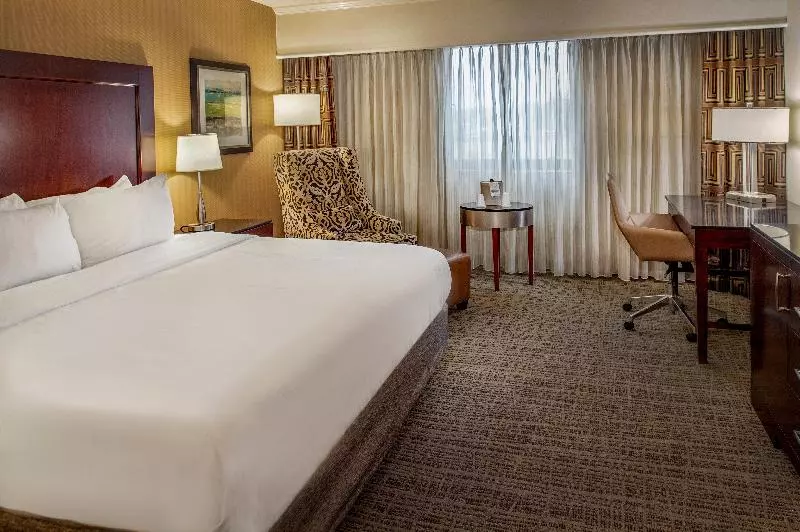 اتاق استاندارد با تخت بزرگ, Crowne Plaza Hotel St. Louis Airport, An Ihg