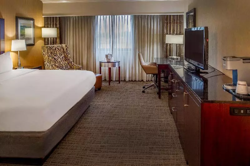 اتاق استاندارد با تخت بزرگ, Crowne Plaza Hotel St. Louis Airport, An Ihg