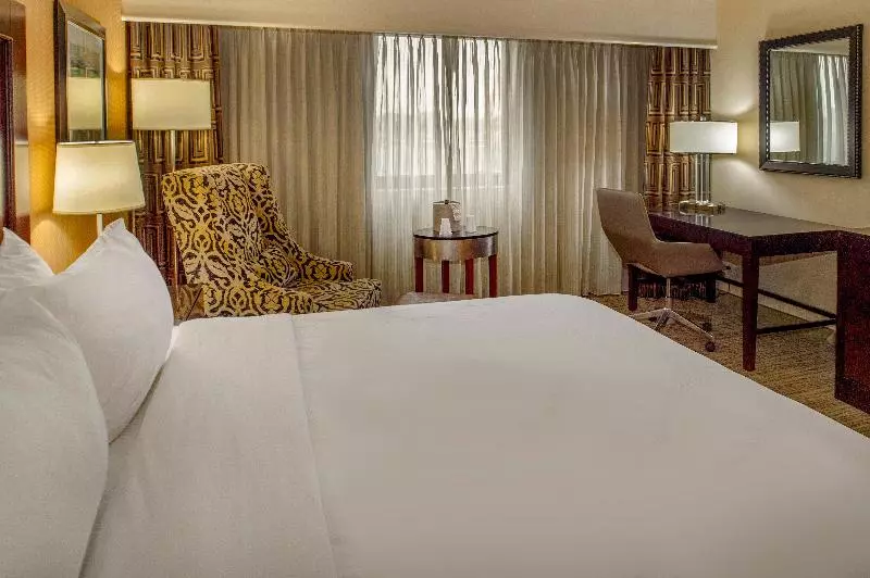 اتاق استاندارد با تخت بزرگ, Crowne Plaza Hotel St. Louis Airport, An Ihg