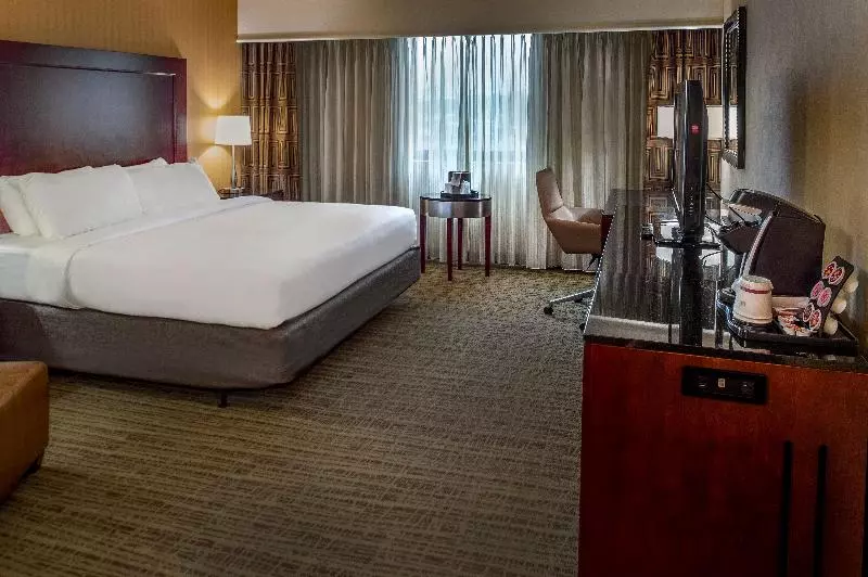 اتاق استاندارد با تخت بزرگ برای معلولان, Crowne Plaza Hotel St. Louis Airport, An Ihg