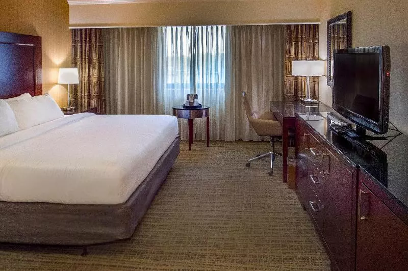 اتاق استاندارد با تخت بزرگ برای معلولان, Crowne Plaza Hotel St. Louis Airport, An Ihg