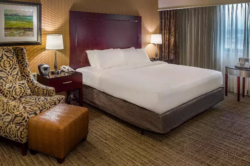 اتاق استاندارد با تخت بزرگ برای معلولان, Crowne Plaza Hotel St. Louis Airport, An Ihg