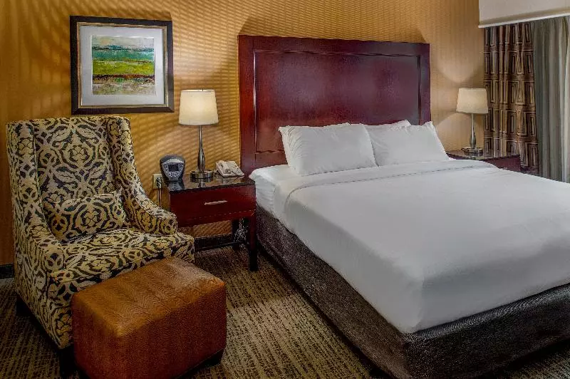 اتاق استاندارد با تخت بزرگ برای معلولان, Crowne Plaza Hotel St. Louis Airport, An Ihg