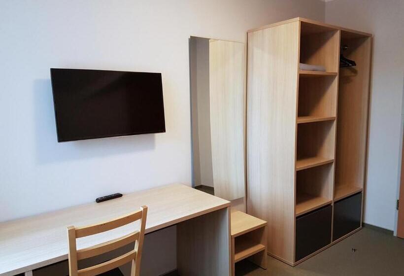 اتاق استاندارد سه نفره, Jurate