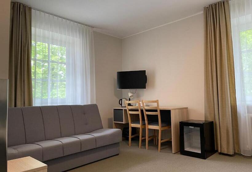 اتاق استاندارد سه نفره, Jurate