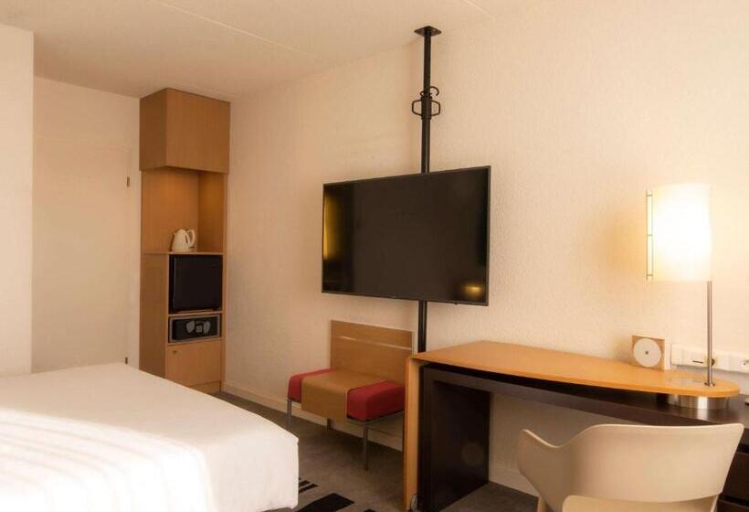 غرفة سوبيريور مطلة على حمام السباحة, Novotel Antwerpen   Ekeren