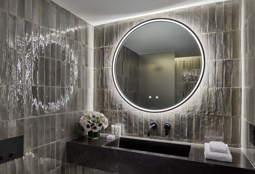 高级套房, Aka Nomad