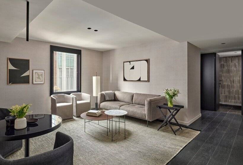 高级套房, Aka Nomad