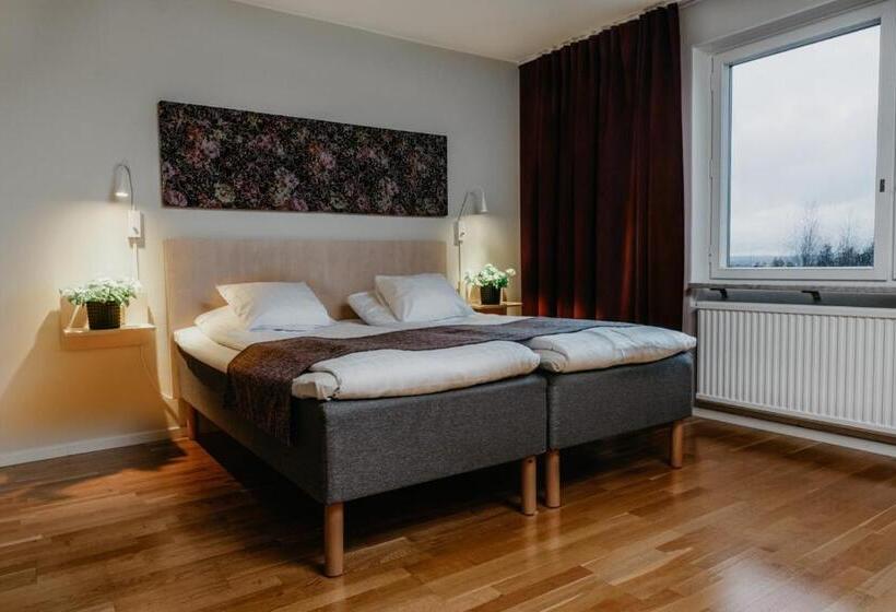 スタンダードルーム, L Bjorken