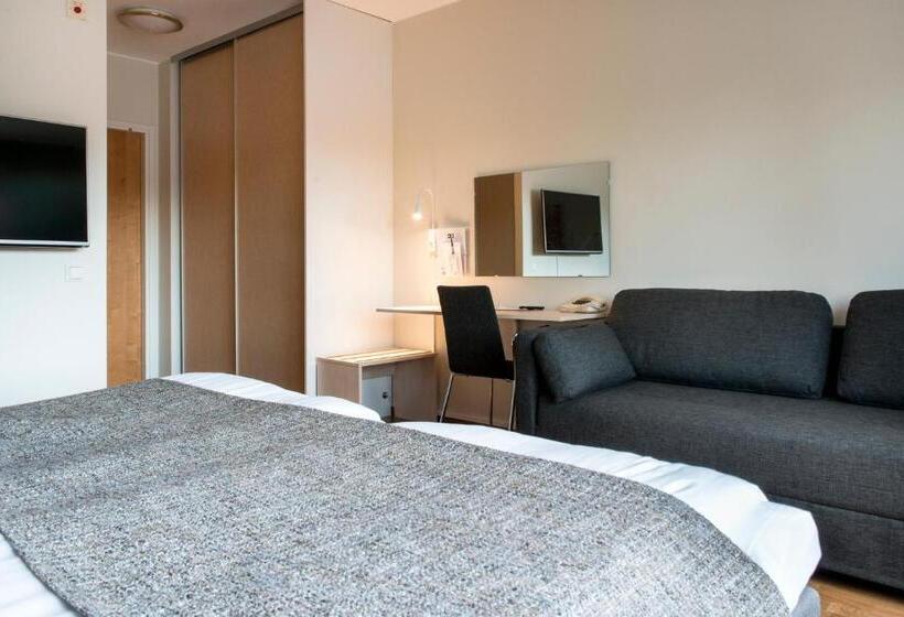 Economy Triple Room, L Bjorken