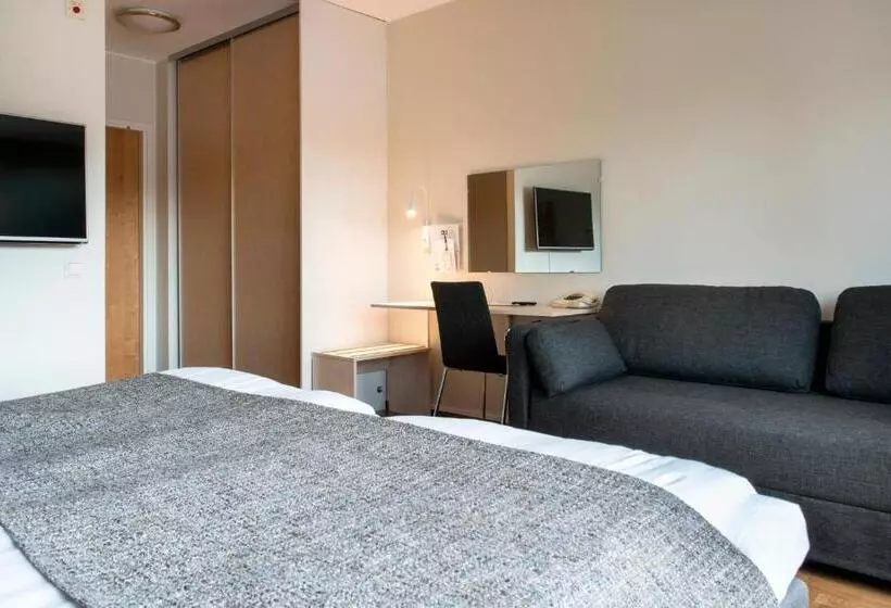 Economy Triple Room, L Bjorken