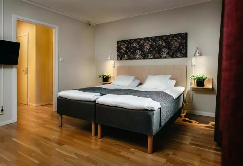 Economy Triple Room, L Bjorken