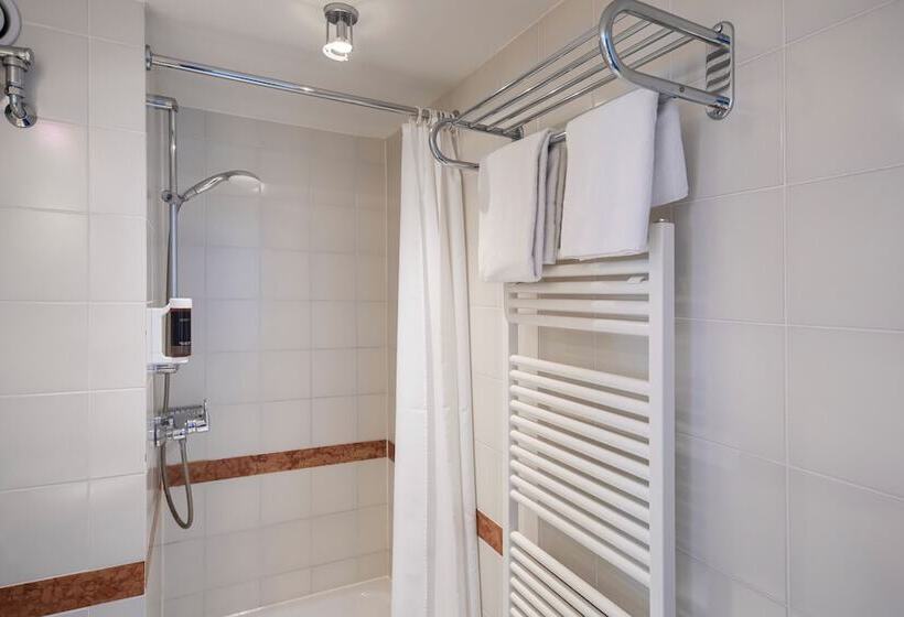 جناح جونيور, Achat Hotel Magdeburg