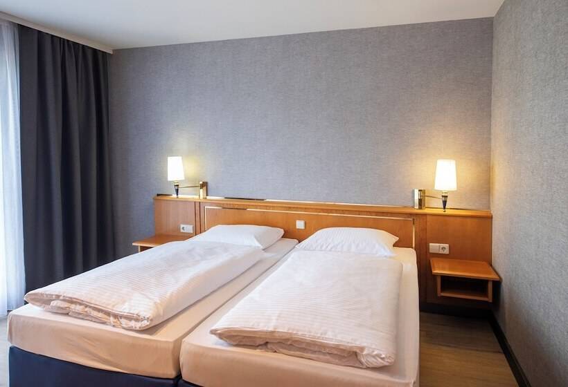 جناح جونيور, Achat Hotel Magdeburg