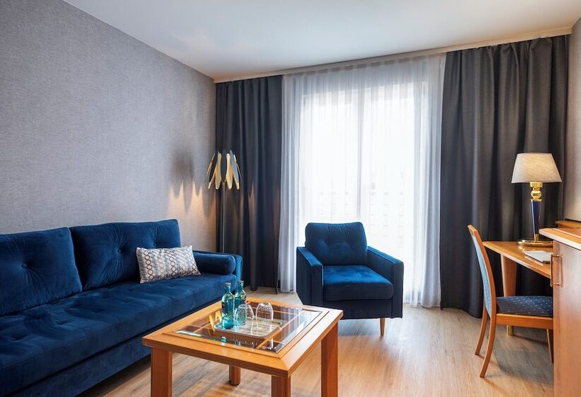 جناح جونيور, Achat Hotel Magdeburg
