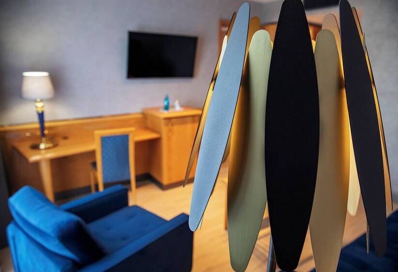 جناح جونيور, Achat Hotel Magdeburg