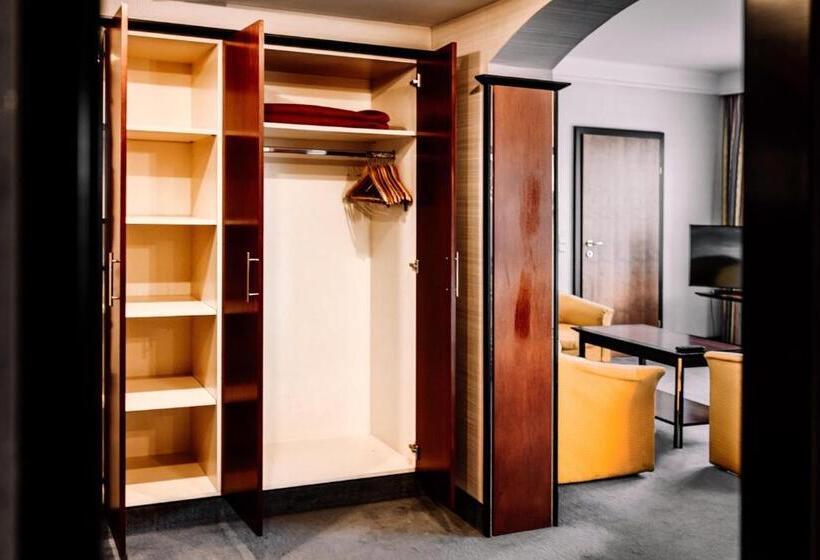 سوییت اجرایی, Rahat Palace