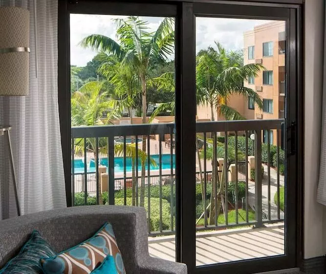 プールの見えるスーペリアルーム, Sonesta Select Boca Raton Town Center