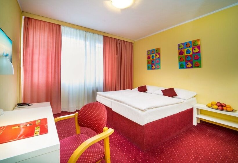 Quarto Familiar, Uno Prague