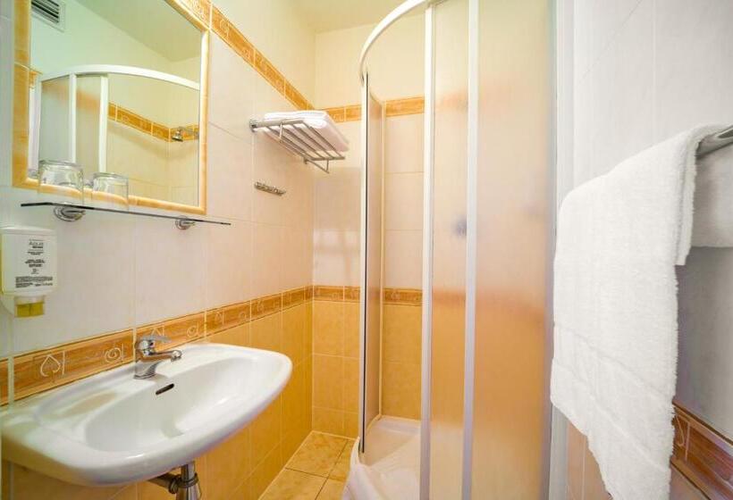 Quarto Triplo Estandar, Uno Prague