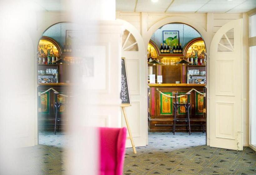 Quarto Triplo Estandar, Uno Prague