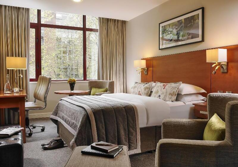 اتاق اجرایی با تخت بزرگ, Mespil