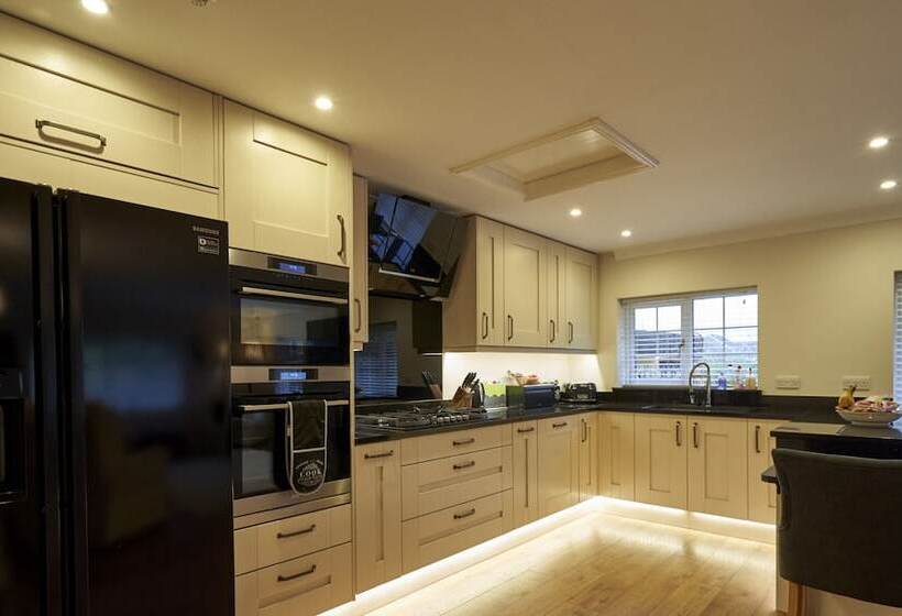 جناح, Hempstead House Hotel & Restaurant