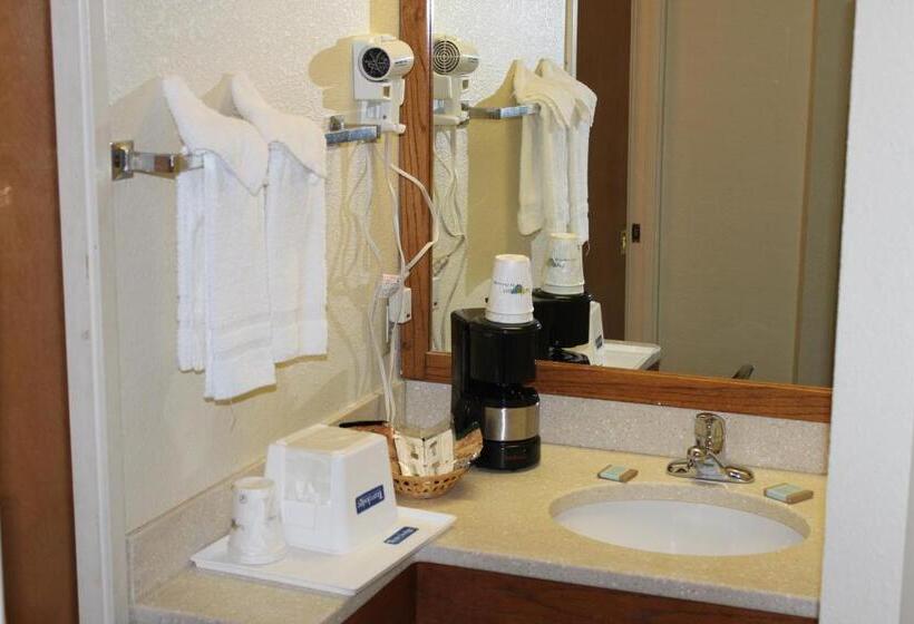 Люкс Deluxe Кровать Кинг, Travelodge By Wyndham Perry National Fairgrounds Area I 75