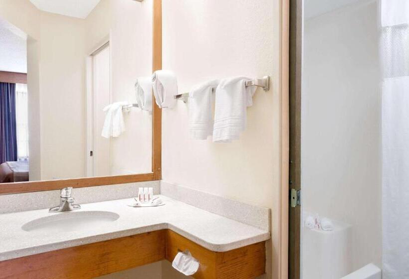 غرفه قياسيه سريرين مزدوجين, Travelodge By Wyndham Perry National Fairgrounds Area I 75