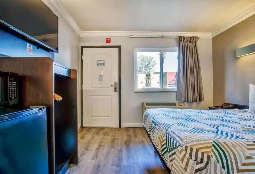 اتاق استاندارد با تخت بزرگ برای معلولان, Motel 6 Menifee, Ca