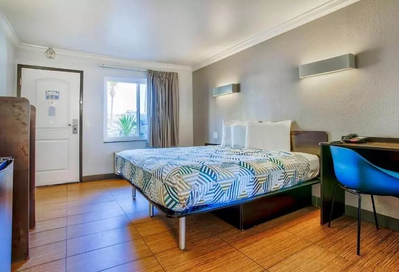 اتاق استاندارد با تخت بزرگ, Motel 6 Menifee, Ca