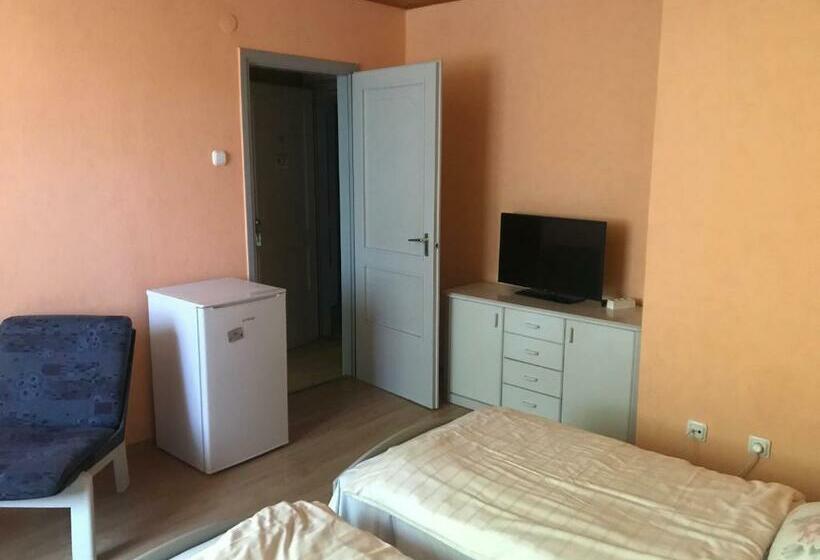 标准三人间, Francoise