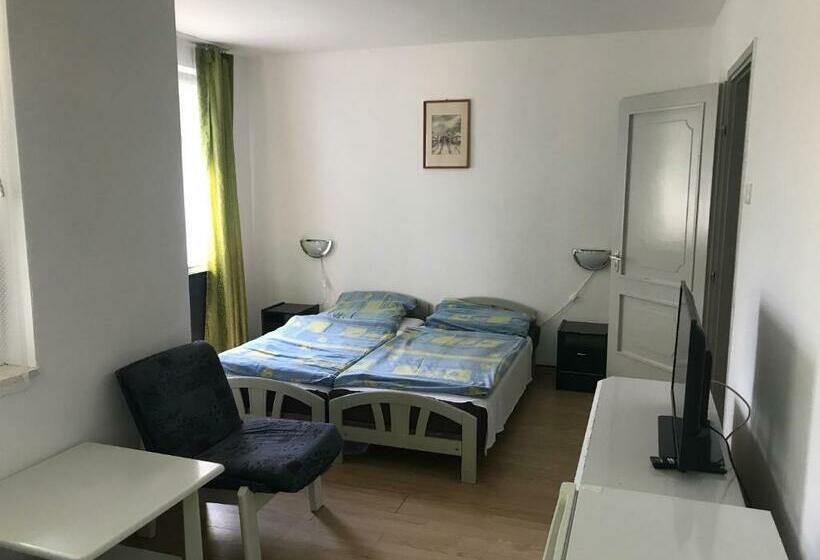 标准三人间, Francoise