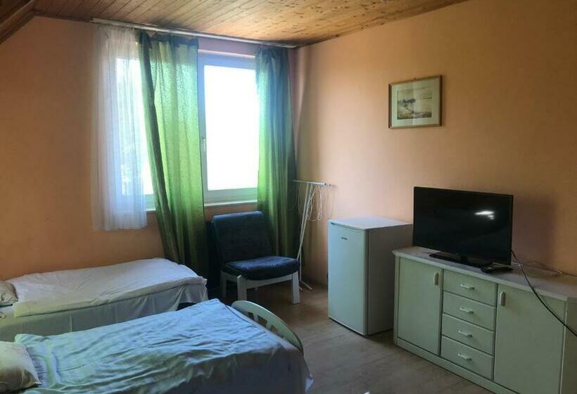 标准三人间, Francoise