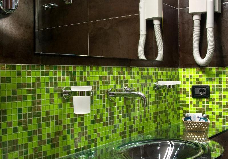 חדר סטנדרט לשלושה, Memphis