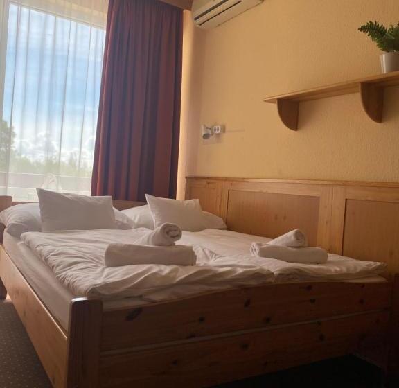 标准三人间, Nereus Park