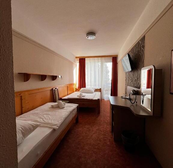 标准三人间, Nereus Park