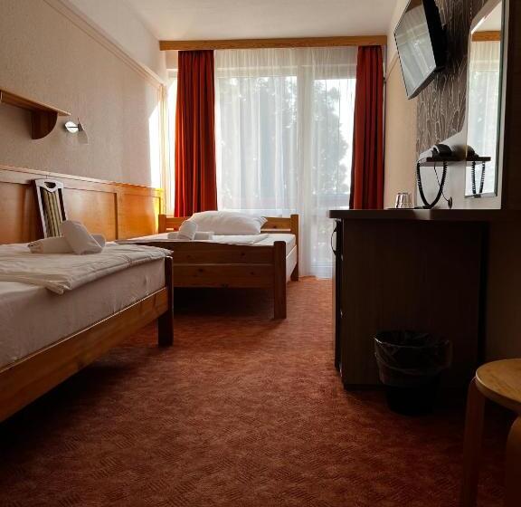 标准三人间, Nereus Park