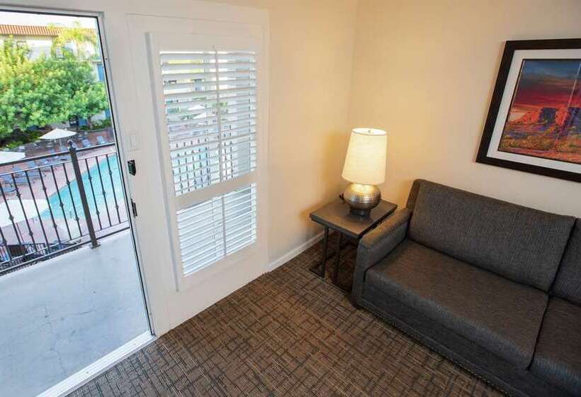 سوییت با چشمانداز استخر, Embassy Suites By Hilton San Juan Hotel & Casino