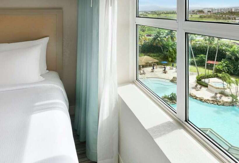 سوییت با چشم‌انداز استخر, Embassy Suites By Hilton San Juan Hotel & Casino