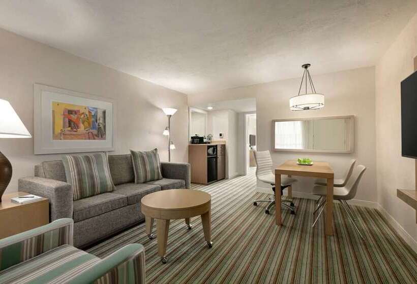 سوییت با چشمانداز استخر, Embassy Suites By Hilton San Juan Hotel & Casino