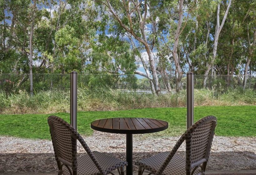 דירת שני חדרים, Clare Country Club