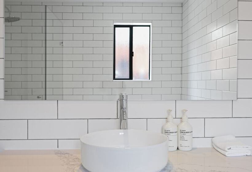 דירת שני חדרים, Clare Country Club