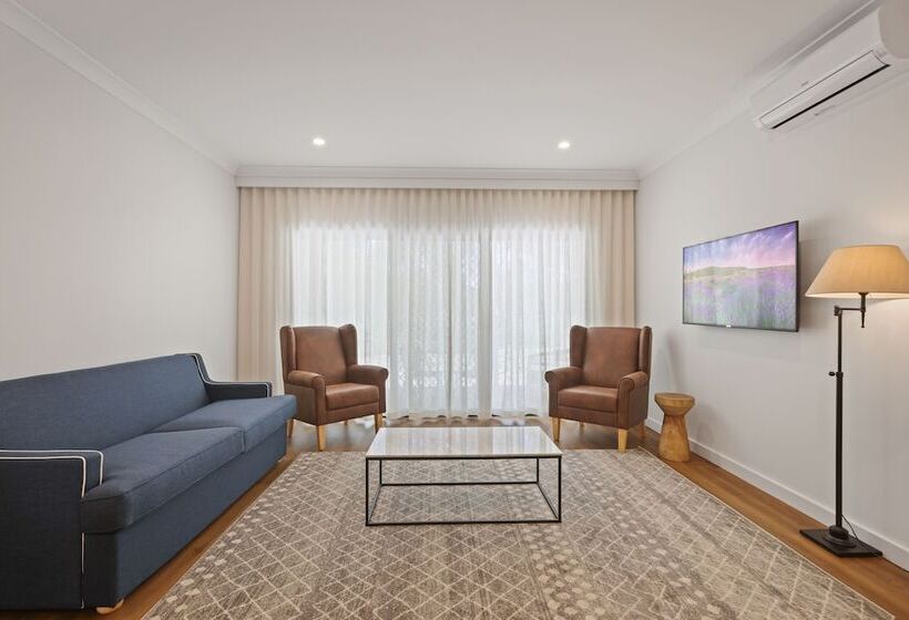 דירת שני חדרים, Clare Country Club