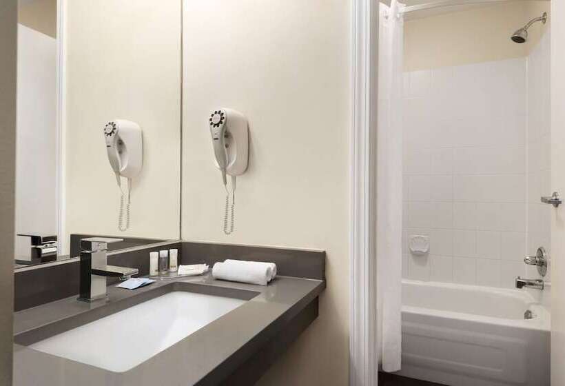 スイート, Days Inn By Wyndham Kelowna