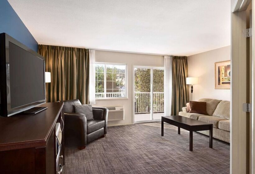 スイート, Days Inn By Wyndham Kelowna