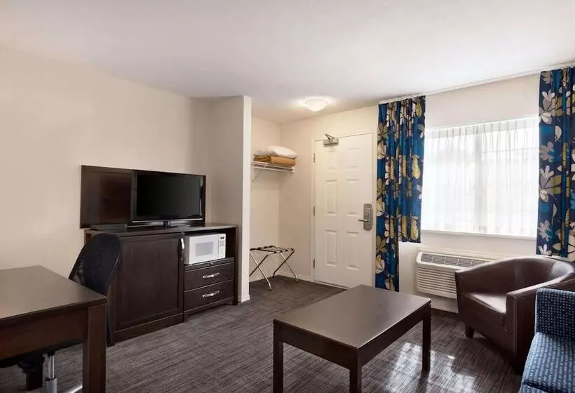Sviitti, Days Inn By Wyndham Kelowna